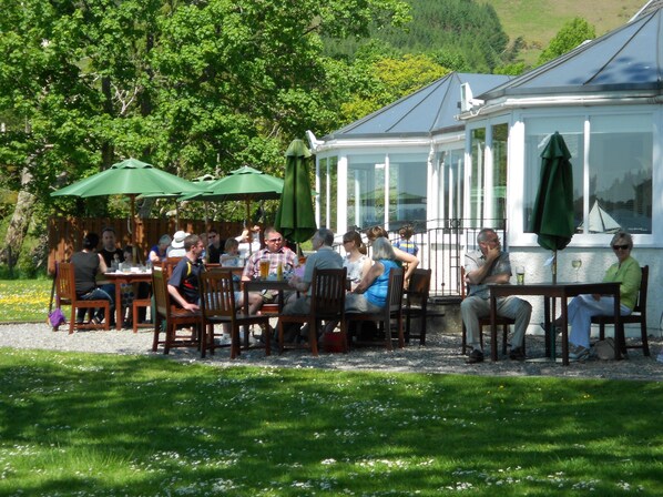 รับประทานอาหารกลางแจ้ง