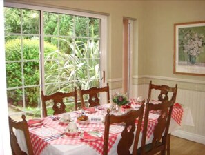 Bữa sáng kiểu Âu hàng ngày (15 EUR/mỗi người) 