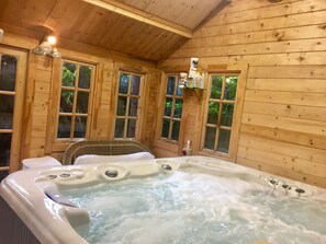 Indoor spa tub - Brookville Guest House (Dublin)