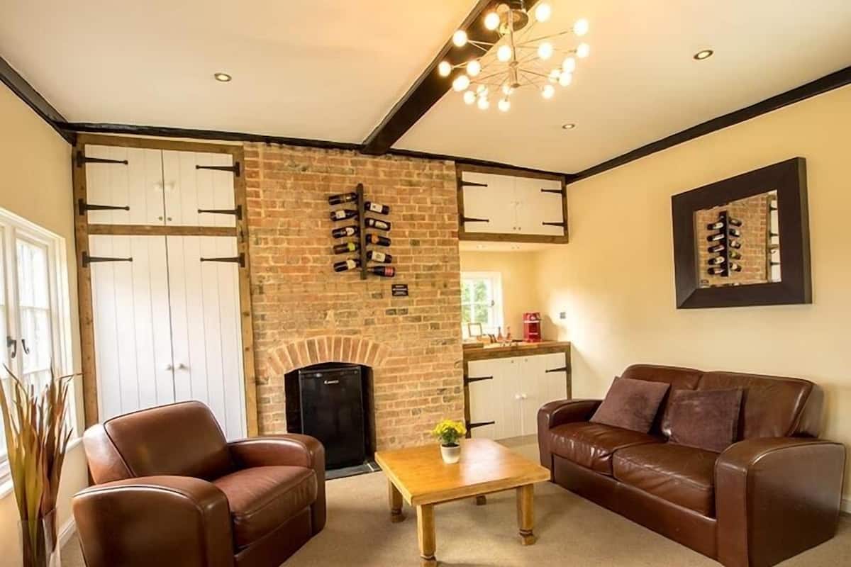 Luxury Suite, Non Smoking | Individually decorated, individually furnished, iron/ironing board
