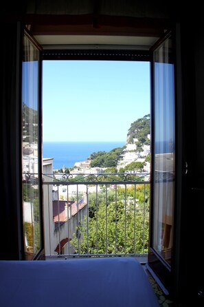 In-room safe, free WiFi, bed sheets - Villa Helios Capri (Capri)