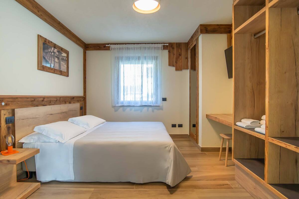 Appartamento Dame de Challand (100 mt. from the hotel) | أغطية فراش متميزة وأسرّة بإسفنج يتكيف مع شكل الجسم وخزنة داخل الغرفة