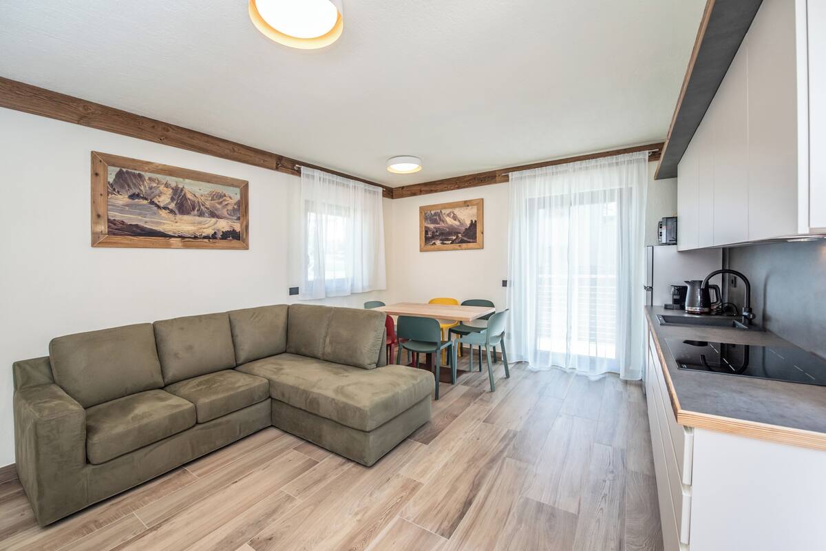 Appartamento Bucaneve (100 mt. from the hotel) | منطقة المعيشة | تلفزيون بشاشة مسطحة بحجم 43-بوصة يعرض قنوات تلفزيونية رقمية