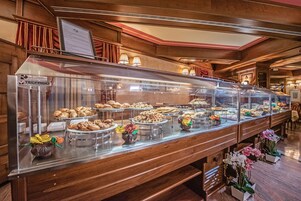 Desayuno buffet diario (EUR 13 por persona)