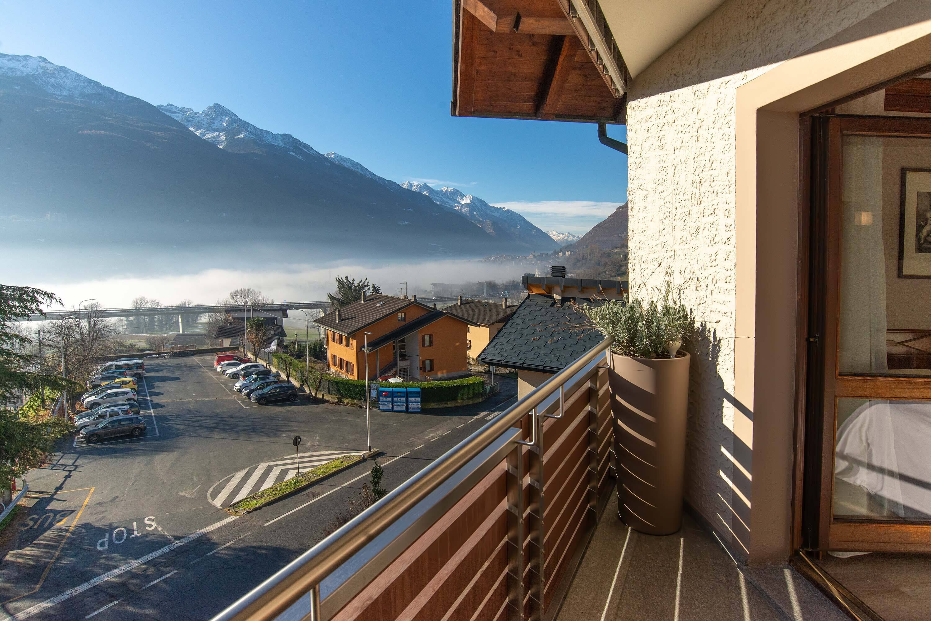 Bedroom with double bed or 2 single beds, balcony | Vista montagna
