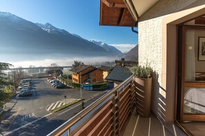 Bedroom with double bed or 2 single beds, balcony | Mountain view - Hotel Relais Du Foyer (Chatillon)