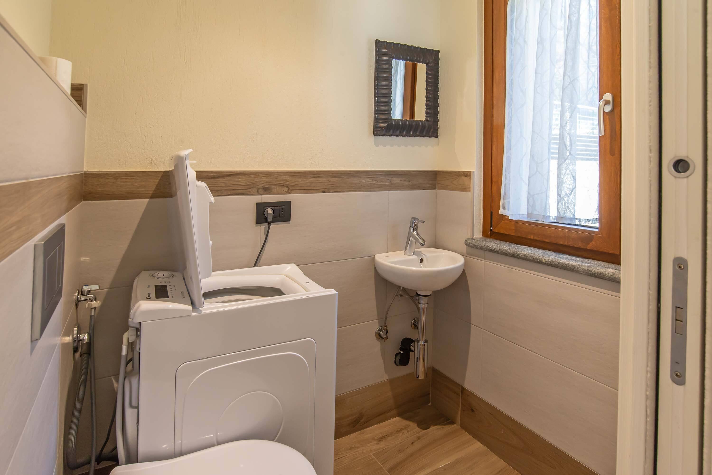 Ein kleines Badezimmer mit Toilette, Waschbecken und Dusche.