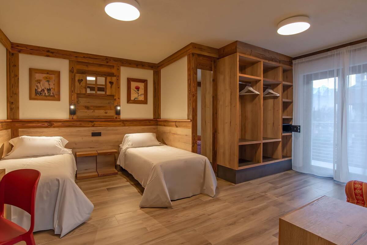Appartamento Genzianella (100 mt. from the hotel) | أغطية فراش متميزة وأسرّة بإسفنج يتكيف مع شكل الجسم وخزنة داخل الغرفة