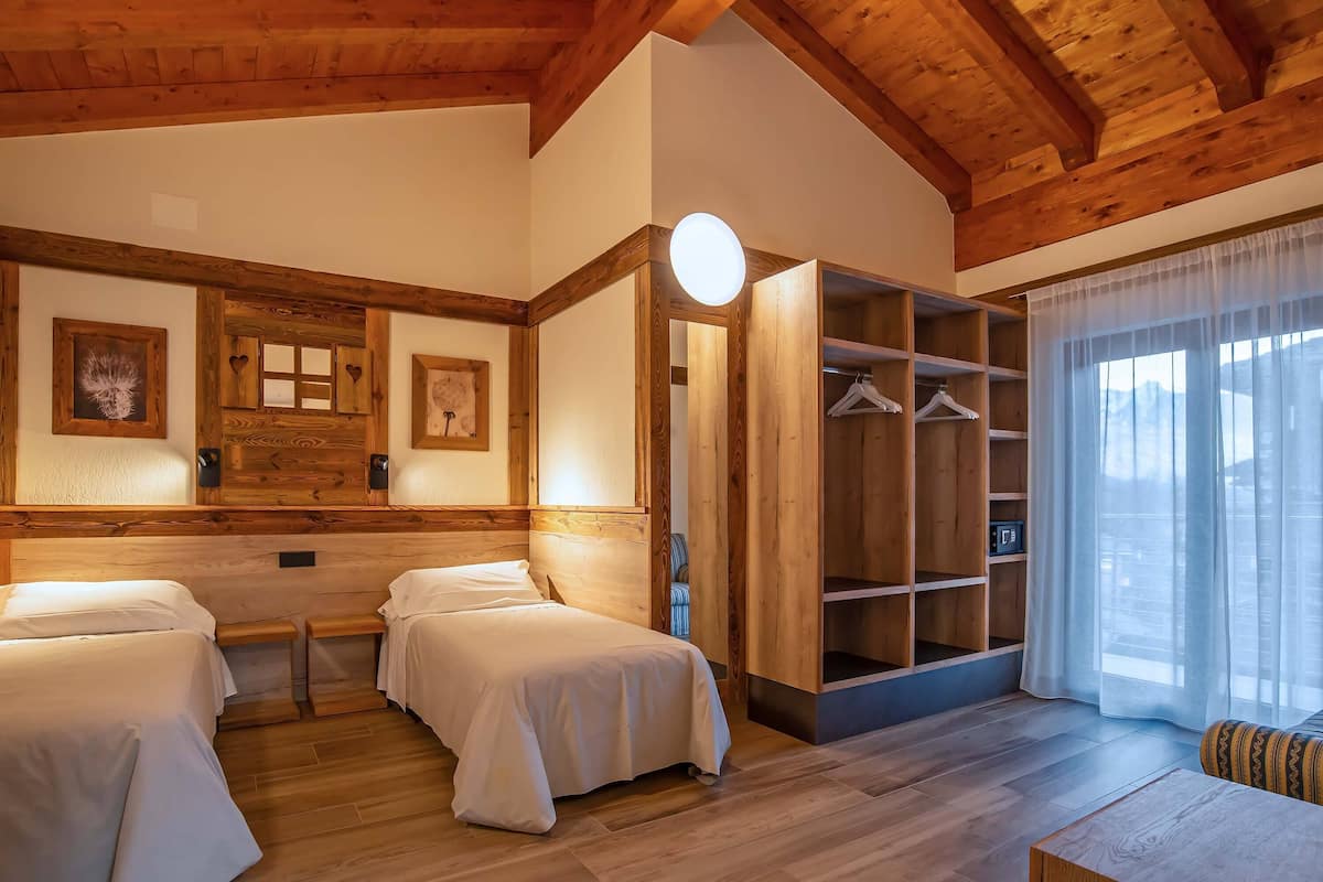 Appartamento Stella Alpina (100 mt. from the hotel) | أغطية فراش متميزة وأسرّة بإسفنج يتكيف مع شكل الجسم وخزنة داخل الغرفة