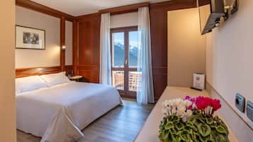 Bedroom with double bed or 2 single beds, balcony | Biancheria da letto di alta qualità, materassi in memory foam