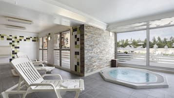 Indoor spa tub