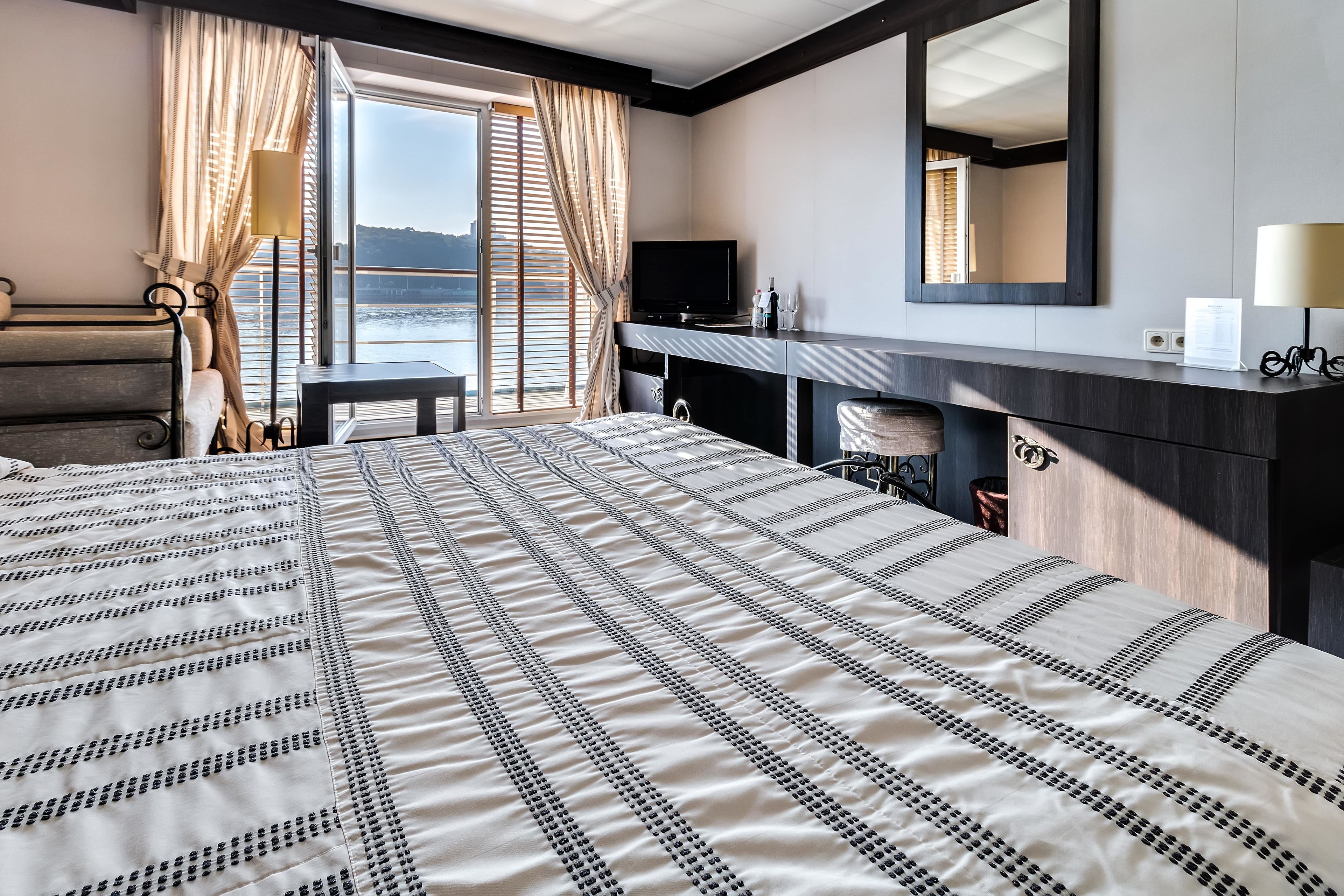 Habitación clásica doble, vistas al río | Caja fuerte, escritorio, cunas gratuitas y cuna de viaje