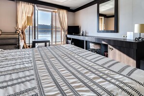 클래식 더블룸, 강 전망 | 객실 내 금고, 책상, 무료 유아용 침대, 여행용 아기침대