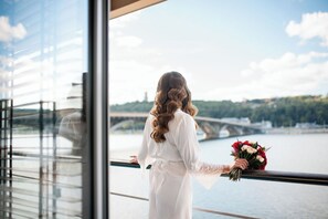 Värdeförvaringsskåp på rummet, skrivbord, gratis barnsängar och resesäng