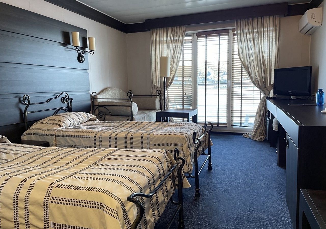 Tomannsrom – classic, elveutsikt | Safe på rommet, skrivebord og barnesenger (inkludert)