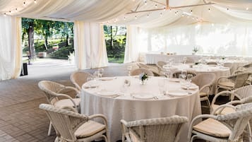 Breakfast, lunch served; Modern European cuisine, al fresco dining