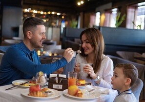 Breakfast, lunch and dinner served - Hotel Bakkara (Kyiv)