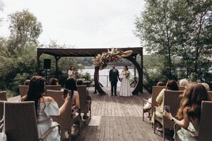 Aperto a colazione, cucina europea moderna, con tavoli all'aperto 