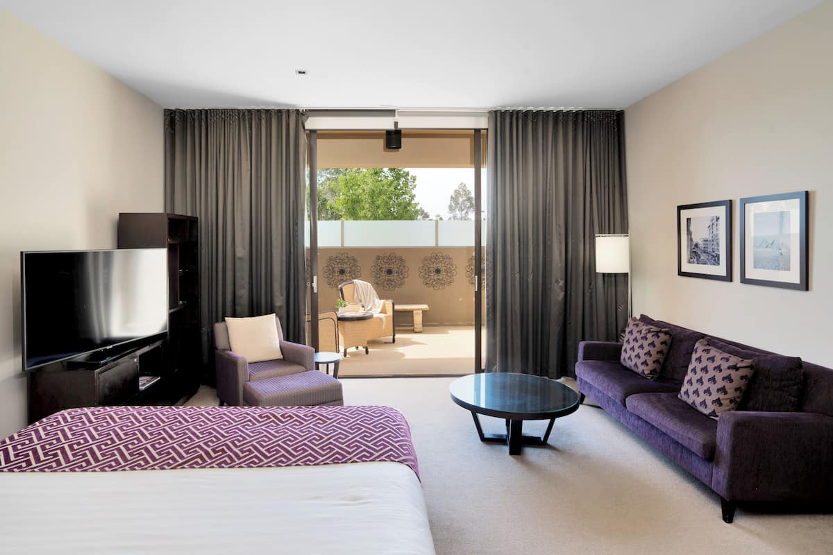 Spa Suite Courtyard with Free Parking and WIFI