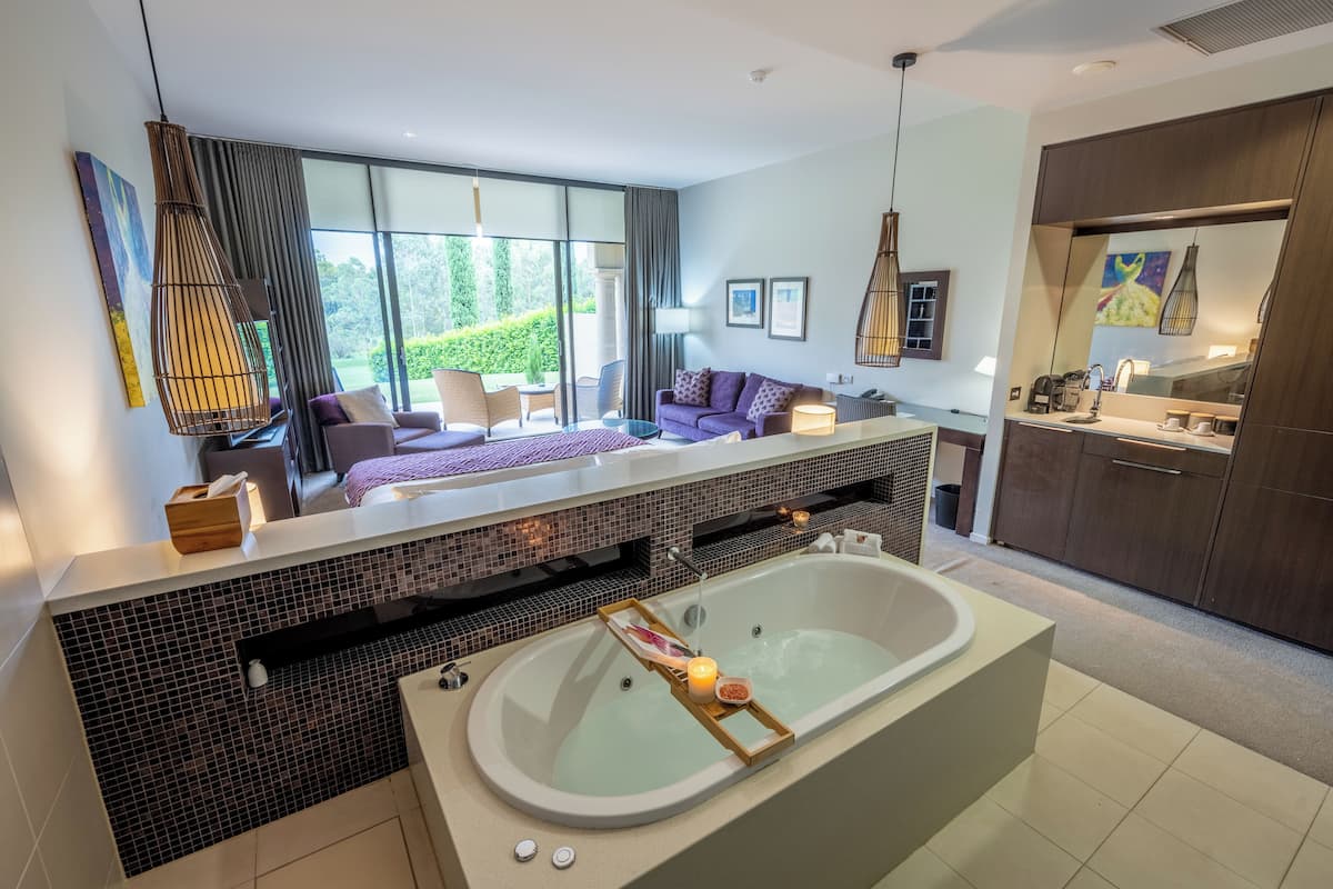 spa suite with golf view, free parking and wifi | 1 bedroom, premium bedding, pillow-top beds, minibar