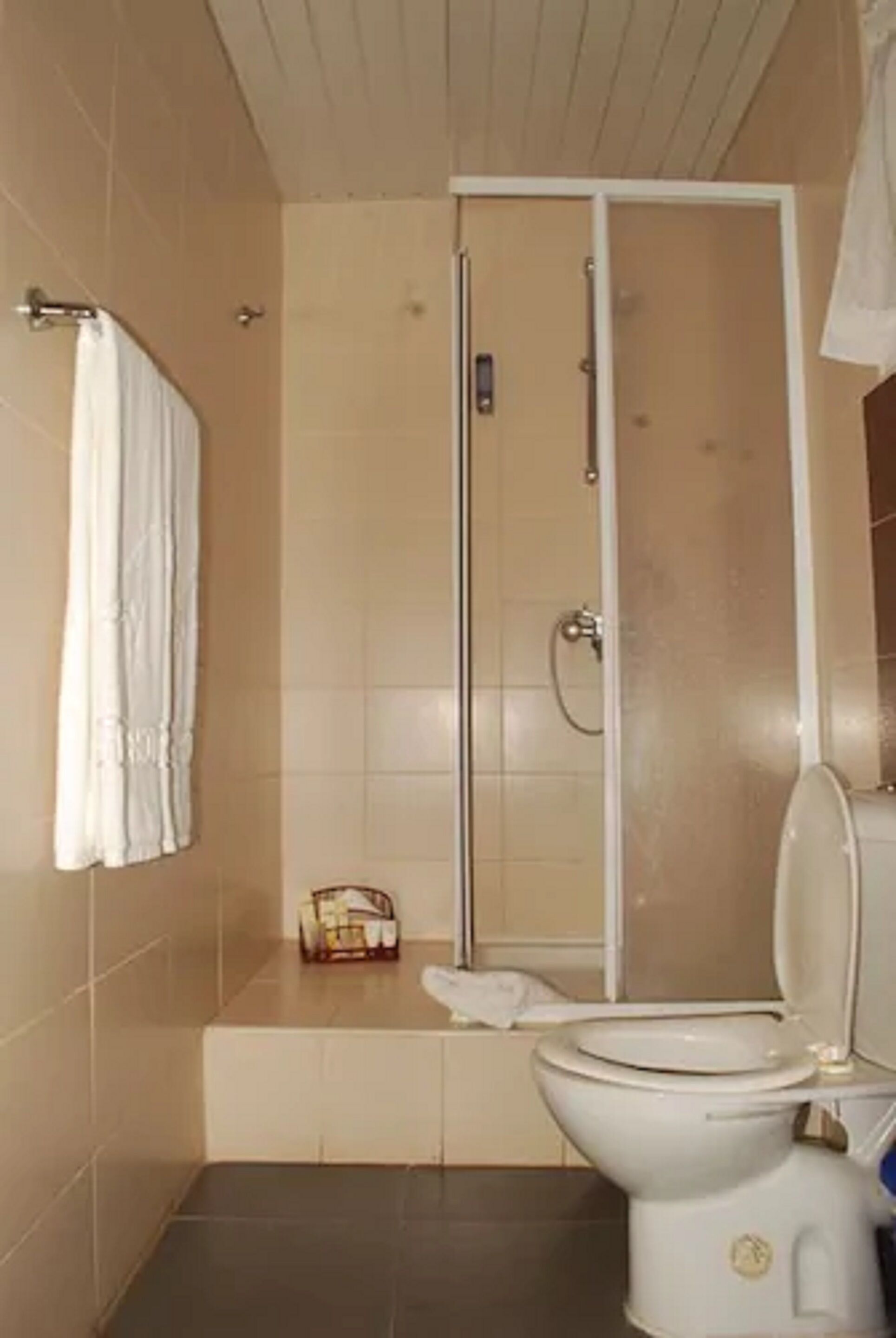 single room | bathroom | free toiletries, hair dryer, bathrobes, slippers