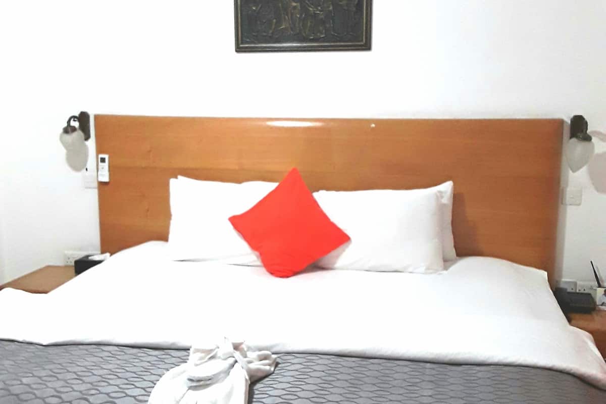 Executive Room | Minibar, in-room safe, desk, blackout curtains