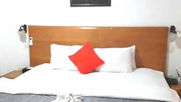 Kamar Eksekutif | Minibar, brankas, meja kerja, dan tirai kedap cahaya