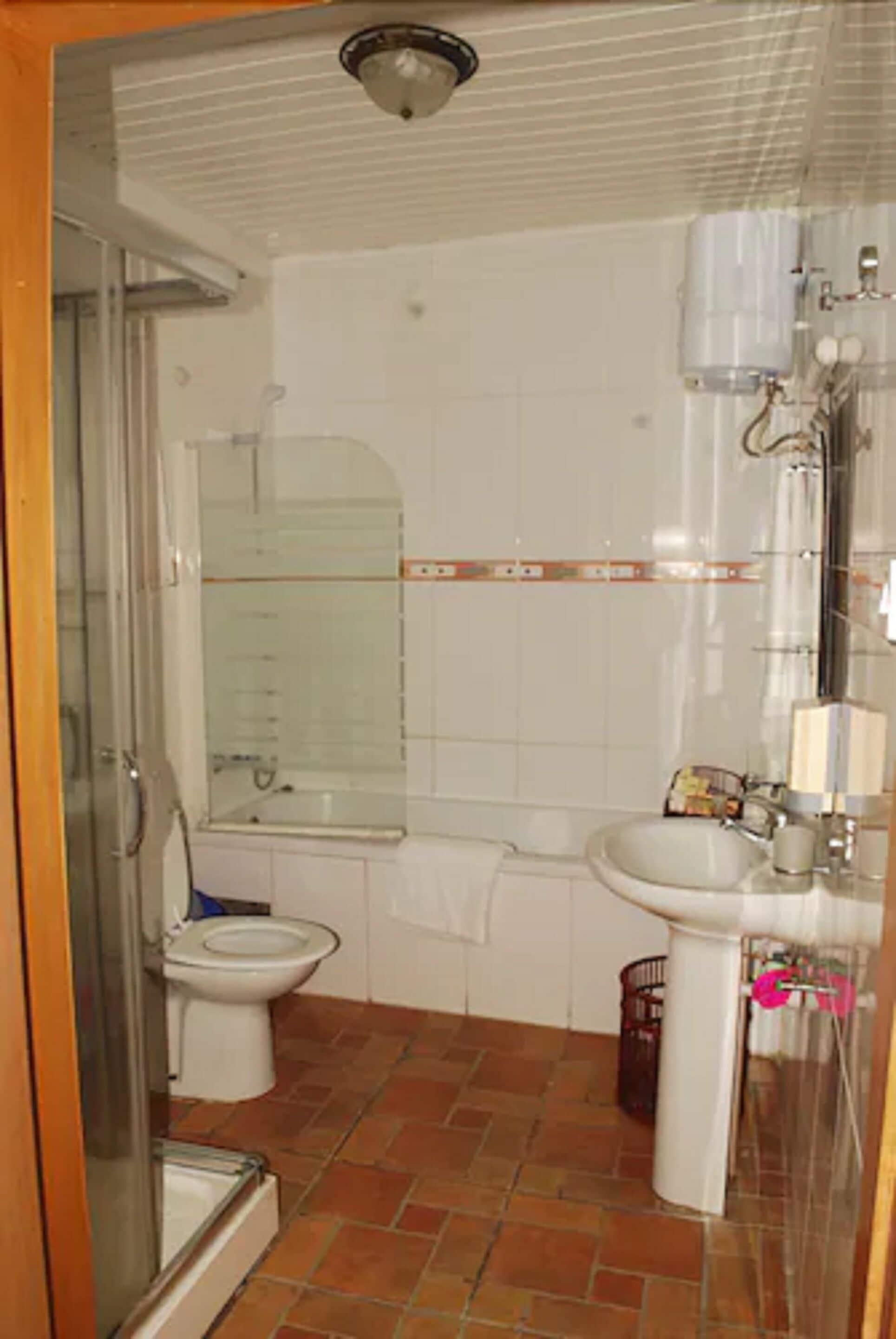 single room | bathroom | free toiletries, hair dryer, bathrobes, slippers