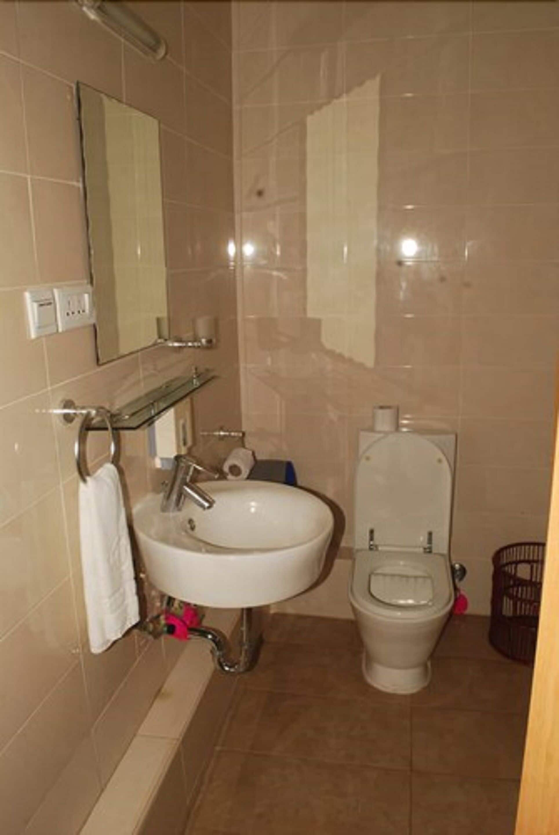 single room | bathroom | free toiletries, hair dryer, bathrobes, slippers