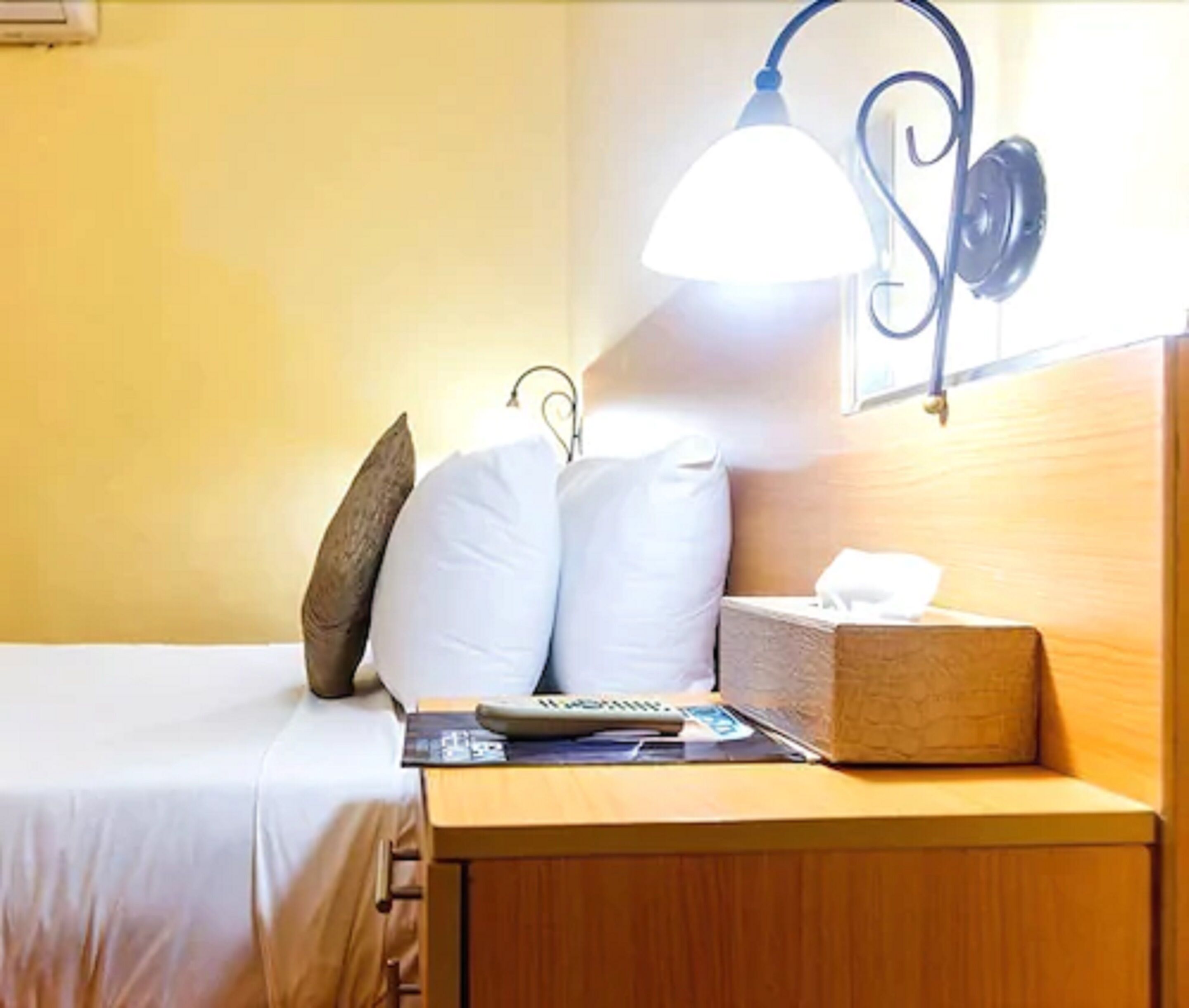 single room | minibar, in-room safe, desk, blackout curtains