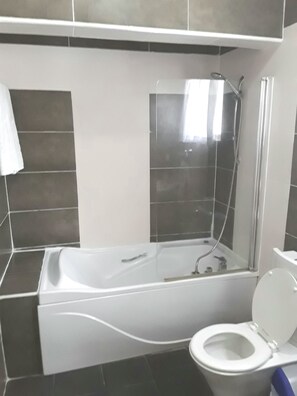 Phòng Suite | Phòng tắm | Đồ dùng nhà tắm miễn phí, máy sấy tóc, áo choàng tắm