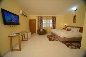 Minibar, coffres-forts dans les chambres, bureau, rideaux occultants