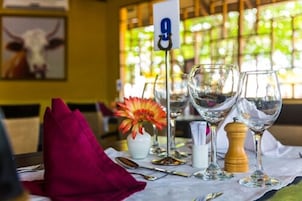 Se sirven desayunos, almuerzos y cenas; cocina local e internacional