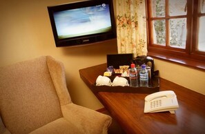 Luxury Lakeside Room | Coffee and/or coffee maker