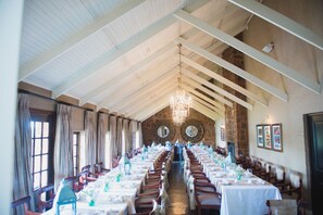 Se sirven desayunos, almuerzos y cenas; con vista al jardín