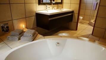 Royal Suite | Bathroom | Separate tub and shower, deep soaking tub, free toiletries, hair dryer
