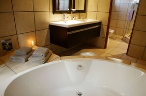 Royal Suite | Bathroom | Separate bathtub and shower, deep-soaking bathtub, free toiletries - Critchley Hackle (Dullstroom)