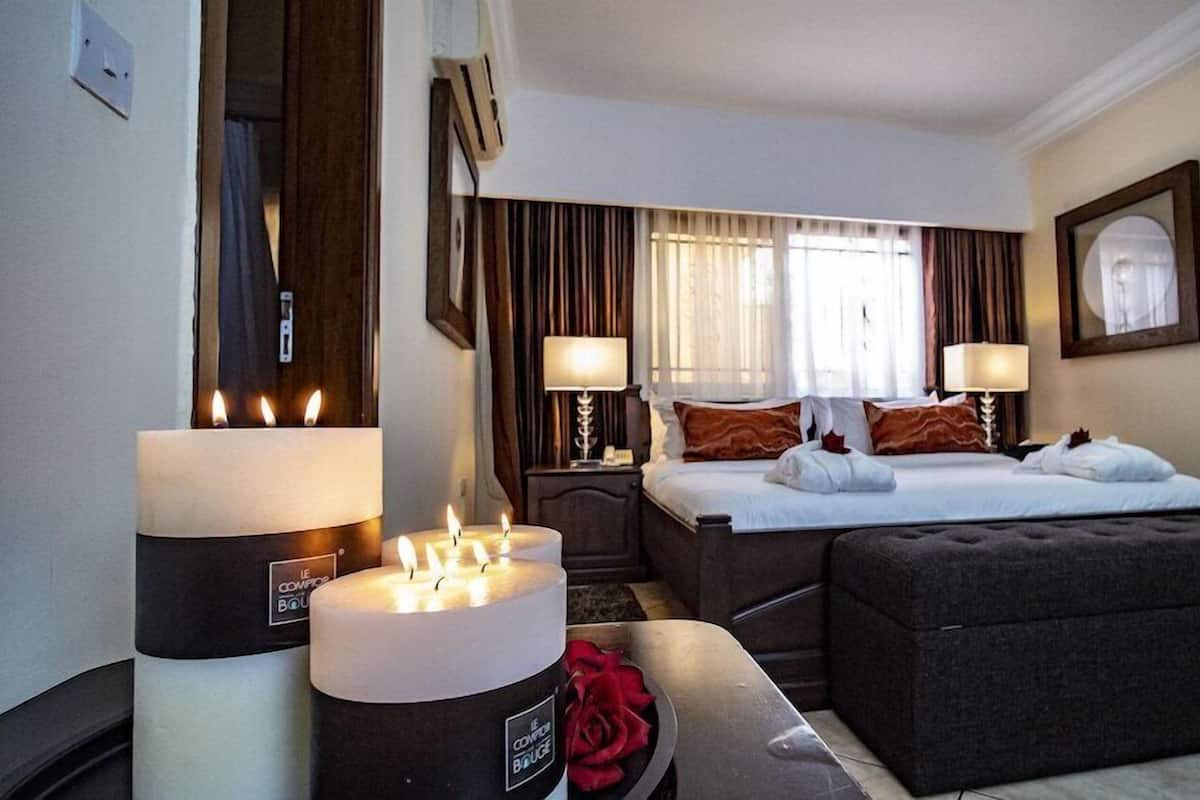 Junior Studio Suite | Minibar, in-room safe, desk, laptop workspace