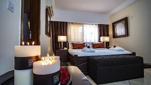 Junior-studiosviitti | Minibaari, tallelokero huoneessa, työpöytä