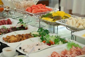 Aamiainen, paikallinen ja kansainvälinen keittiö, ulkoilmaravintola 