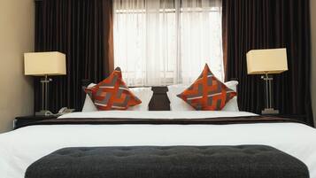 Junior Studio Suite | Minibar, in-room safe, desk, laptop workspace