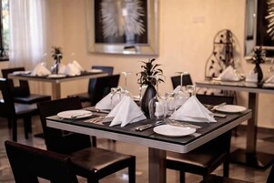 Frühstück, lokale und internationale Küche, Speisen im Freien 