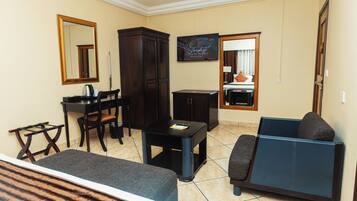 Studio Suite Junior | Minibar, brankas, meja kerja, dan ruang kerja ramah laptop