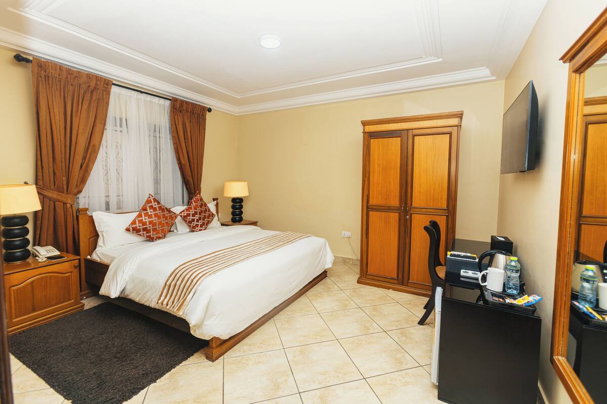 Standard Double Room | Minibar, in-room safe, desk, laptop workspace