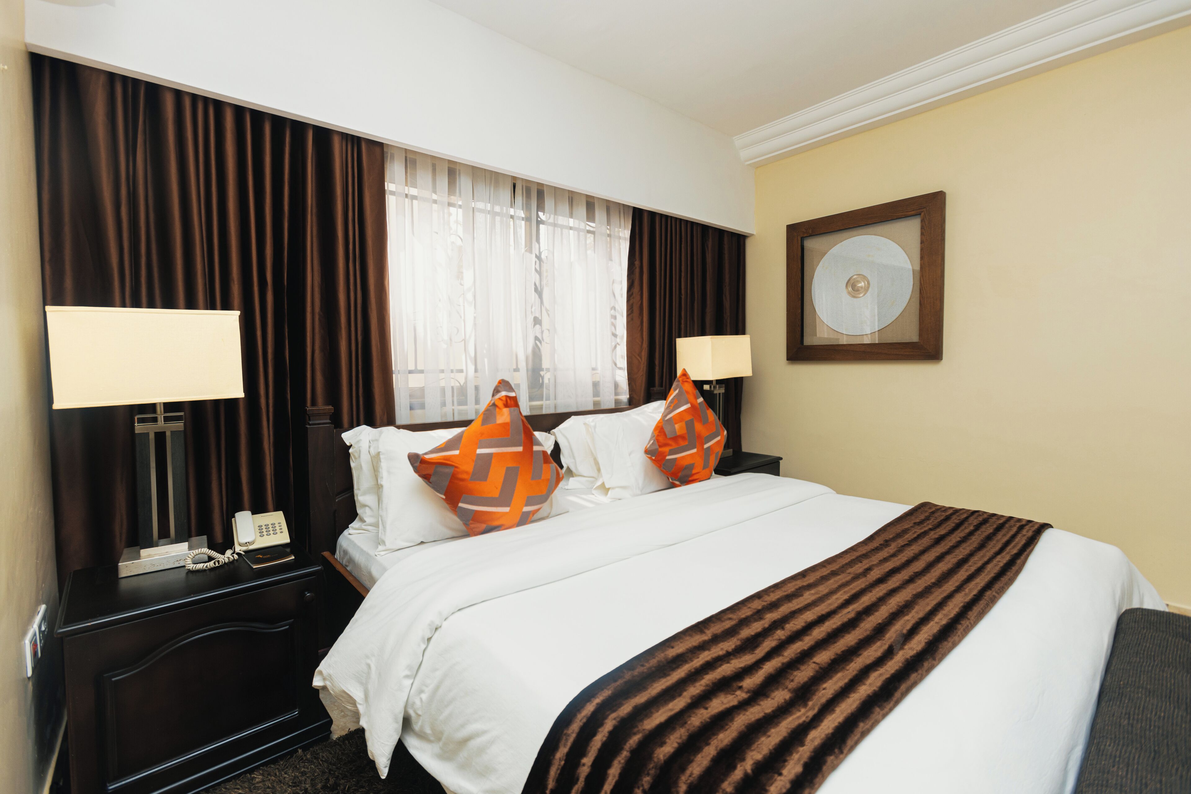 Junior Studio Suite | Minibar, in-room safe, desk, laptop workspace