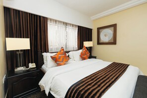 Minibar, caja de seguridad en la habitación y escritorio 