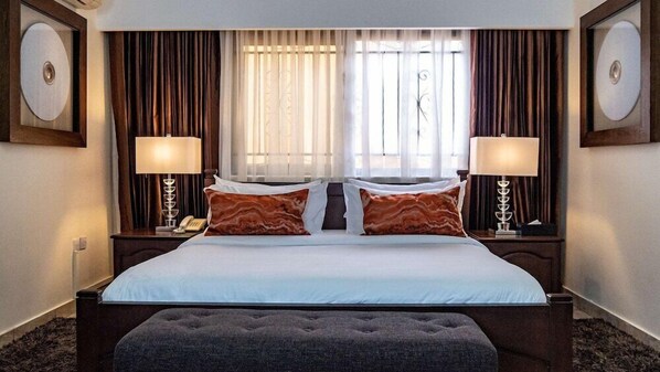 Minibar, coffres-forts dans les chambres, bureau