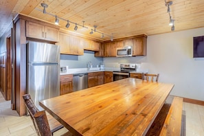 Standard Condo, 3 Bedrooms, Mountain View | Private kitchen