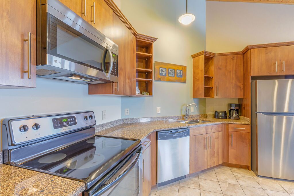 executive condo, 1 bedroom, fireplace, mountain view | private kitchen | fridge, microwave, coffee/tea maker