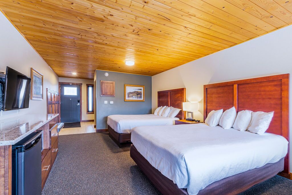 deluxe studio, 2 queen beds, fireplace, mountain view | 1 bedroom, iron/ironing board, free wifi, bed sheets